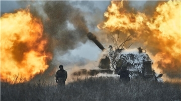 Ukrainische Artillerie feuert in der Region Donezk in Richtung russischer Linien.