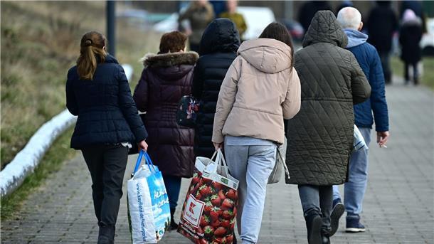 Kontroverse um Flüchtlingspolitik: Es geht nicht nur um Geld Ukrainische Flüchtlinge nach ihrer Registrierung in Potsdam.