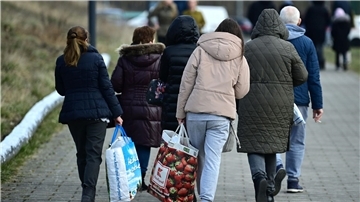 Ukrainische Flüchtlinge nach ihrer Registrierung in Potsdam.
