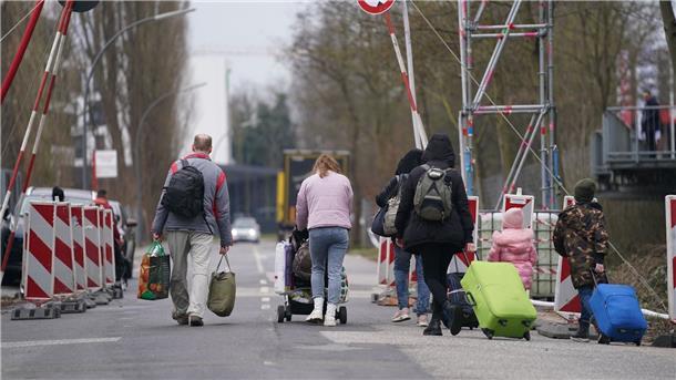 OECD erwartet Rekord-Zuwanderung durch den Ukraine-Krieg Ukrainische Flüchtlinge verlassen mit ihrem Gepäck die Flüchtlingsunterkunft in Hamburg.
