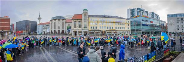 Bremerhavener Solidarität mit den ukrainischen Opfern Ukrainische Geflüchtete und Angehörige erinnern während einer Kundgebung auf dem Theodor-Heuss-Platz in Bremerhaven an den seit einem Jahr stattfindenden Krieg in ihrer Heimat.