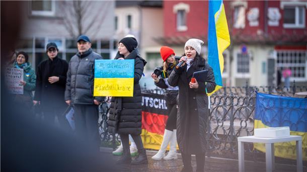 Bremerhavener Solidarität mit den ukrainischen Opfern Ukrainische Geflüchtete und Angehörige erinnern während einer Kundgebung auf dem Theodor-Heuss-Platz in Bremerhaven an den seit einem Jahr stattfindenden Krieg in ihrer Heimat.
