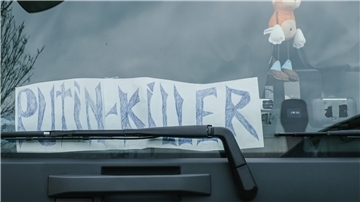 Ukrainische Lastkraftwagenfahrer äußern ihren Protest. Viele kehren nach eigenen Angaben in ihre Heimat zurück, um vor Ort zu helfen.