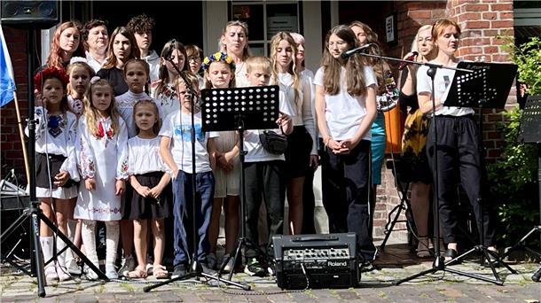 Ukrainische Mädchen und Jungen sangen vor der Jahnhalle in Nordenham bei der letzten Mahnwache vor den Sommerferien.