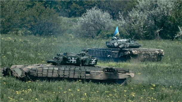 Ukrainische Panzer in der Nähe von Bachmut.