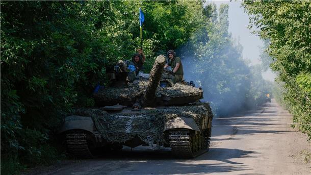 Kiew erzielt bei Gegenoffensive wichtige Geländegewinne Ukrainische Soldaten auf einem T-64-Panzer an der Frontlinie in der Nähe von Bachmut.