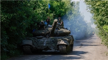 Ukrainische Soldaten auf einem T-64-Panzer an der Frontlinie in der Nähe von Bachmut.