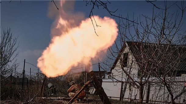 Wagner-Chef: Ukrainische Armee in Bachmut vernichtet Ukrainische Soldaten beim Abfeuern eines Mörsers auf russische Stellungen an der Frontlinie bei Bachmut.