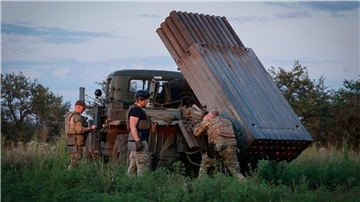 Ukrainische Soldaten bereiten einen Mehrfachraketenwerfer vor, um Raketen auf die russischen Stellungen an der Frontlinie in der Nähe von Bachmut abzufeuern.