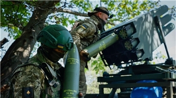 Ukrainische Soldaten bereiten einen Mehrfachraketenwerfer vor, bevor sie auf russische Stellungen feuern.