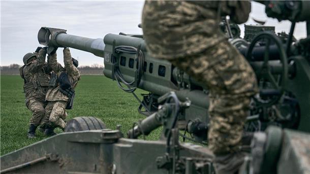 Krieg gegen die Ukraine: So ist die Lage Ukrainische Soldaten bereiten in Cherson eine von den USA gelieferte M777 Haubitze für den Beschuss einer feindlichen Stellung vor.