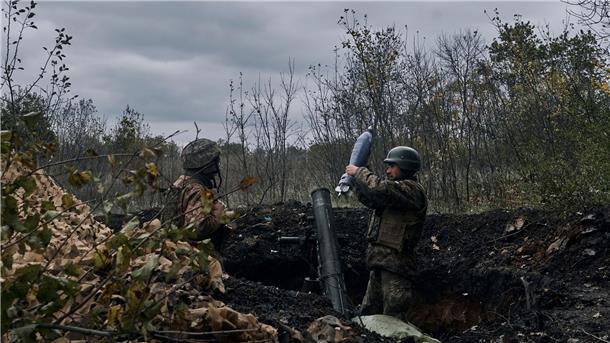 London: Winter wird russische Moral weiter senken Ukrainische Soldaten beschießen russische Stellungen in Bachmut mit einem Granatwerfer.