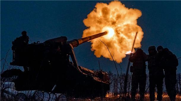 Krieg gegen die Ukraine: So ist die Lage Ukrainische Soldaten beschießen russische Stellungen nahe der Stadt Bachmut im Donbass mit einer Haubitze.