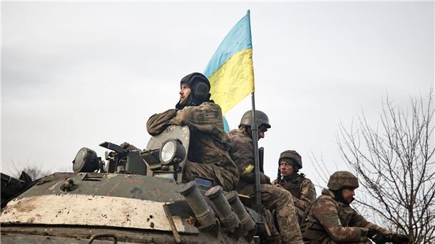 USA: Kein Problem mit deutschen Kampfpanzern für Ukraine  Ukrainische Soldaten beziehen Stellung an der Frontlinie.