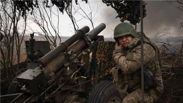 Krieg gegen die Ukraine: So ist die Lage Ukrainische Soldaten der 71. Jägerbrigade feuern eine Haubitze M101 auf russische Stellungen an der Frontlinie bei Awdijiwka ab.