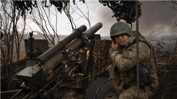 Ukrainische Soldaten der 71. Jägerbrigade feuern eine Haubitze M101 auf russische Stellungen an der Frontlinie bei Awdijiwka ab.
