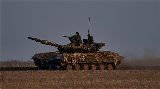 Ukrainische Soldaten fahren auf einem Panzer an der Frontlinie in der Region Donezk.