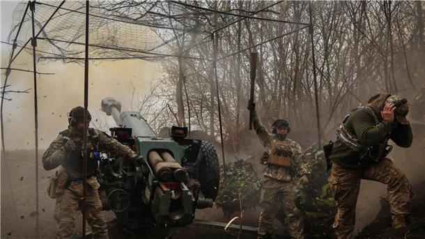 Krieg gegen die Ukraine: So ist die Lage Ukrainische Soldaten feuern an der Frontlinie in der Nähe von Bachmut eine Haubitze ab.