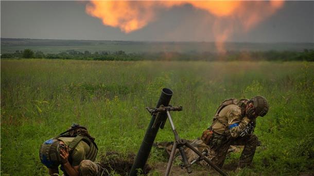 Krieg gegen die Ukraine: So ist die Lage Ukrainische Soldaten feuern auf russische Stellungen an der Frontlinie in Saporischschja.