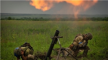 Ukrainische Soldaten feuern auf russische Stellungen an der Frontlinie in Saporischschja.