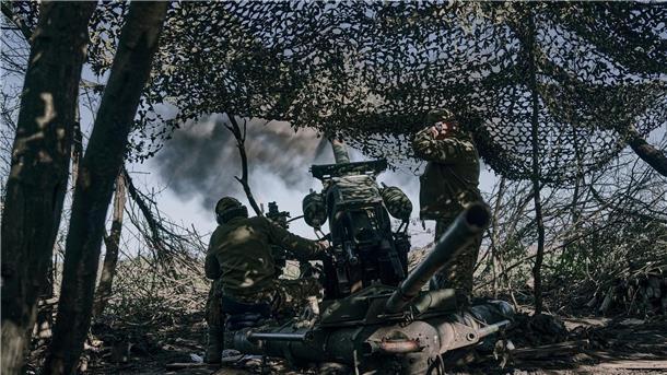 Krieg gegen die Ukraine: So ist die Lage Ukrainische Soldaten feuern eine Kanone auf russische Stellungen an der Frontlinie in der Nähe von Bachmut, in der Region Donezk.