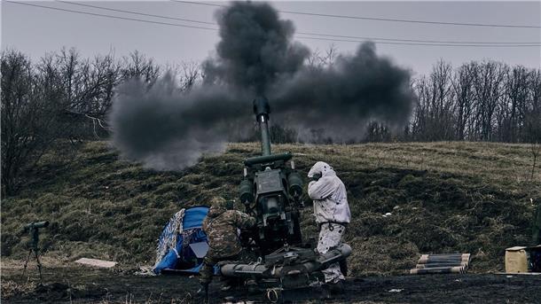 Ukrainische Soldaten feuern in der Nähe von Bachmut eine Panzerhaubitze auf russische Stellungen.