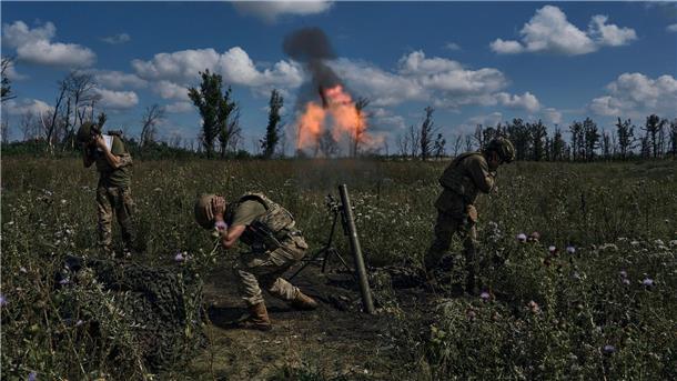 Krieg gegen die Ukraine: So ist die Lage Ukrainische Soldaten feuern mit einem Mörser auf russische Stellungen an der Frontlinie bei Bachmut.