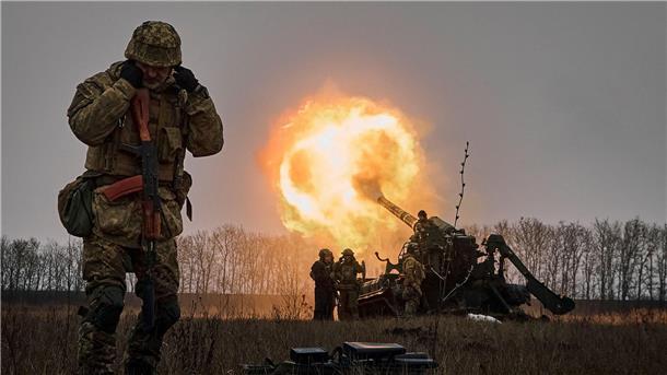 Ukrainische Soldaten feuern mit einer  Kanonenhaubitze auf russische Stellungen.
