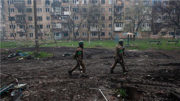 Krieg gegen die Ukraine: So ist die Lage Ukrainische Soldaten gehen in Bachmut an stark beschädigten Gebäuden vorbei.