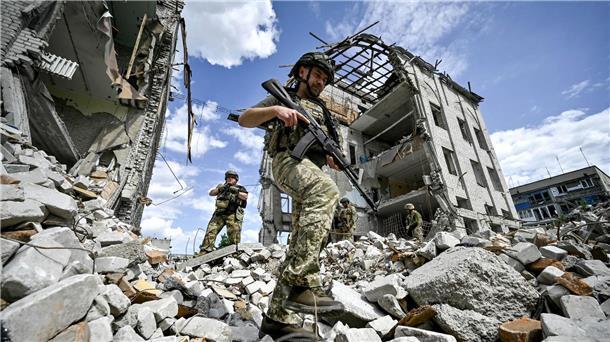 Ukrainische Soldaten im Einsatz: Seit 819 Tagen verteidigen sie ihr Land gegen den russischen Angriffskrieg.