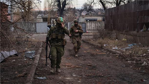 Krieg gegen die Ukraine: So ist die Lage Ukrainische Soldaten in bachmut. Die ukrainische Militärführung hat beschlossen, die ostukrainische Stadt weiter zu verteidigen.