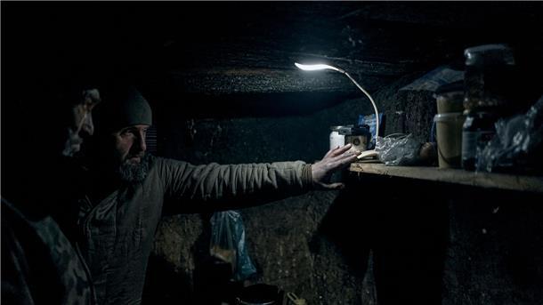 Ukrainische Soldaten in einem Unterstand an der Frontlinie bei Bachmut (Region Donezk).