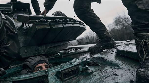 Fake-Anwerbebriefe für ukrainische Armee in Deutschland Ukrainische Soldaten in und auf einem erbeuteten russischen Panzer an der Frontlinie in der Region Donezk (Symbolbild).