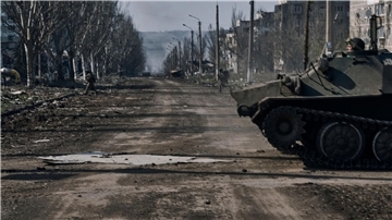 Ukrainische Soldaten laufen über eine Straße in Bachmut. Geleakte US-Informationen zum Krieg in der Ukraine setzen nicht nur die USA unter Druck.