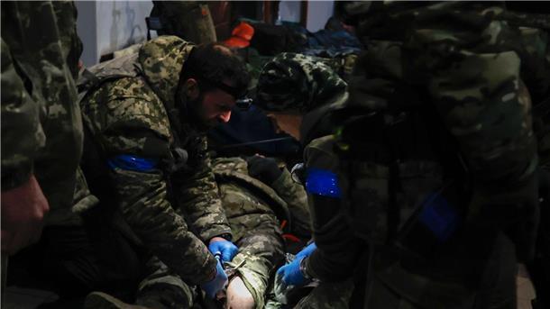 Söldnergruppe Wagner verkündet Einnahme von Soledar Ukrainische Soldaten leisten einem verwundeten Soldaten in einem Unterschlupf in Soldedar Erste Hilfe.