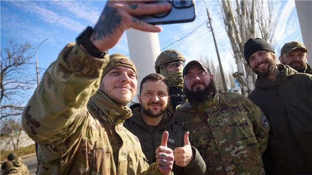 Ukrainischer Präsident Selenskyj reist in befreites Cherson Ukrainische Soldaten machen ein Selfie mit Wolodymyr Selenskyj während seines Besuchs in Cherson.