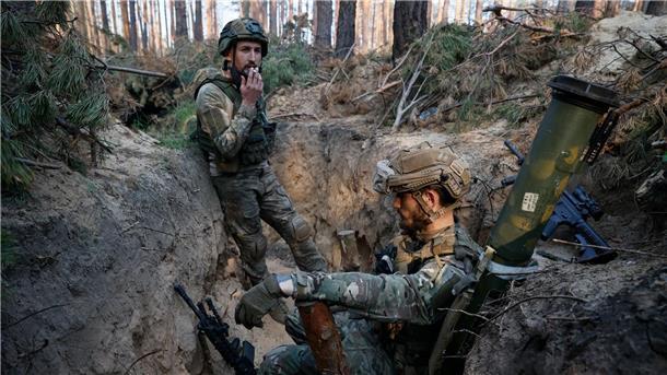 Krieg gegen die Ukraine: So ist die Lage Ukrainische Soldaten ruhen sich in einem Graben an der Frontlinie nahe Kreminna aus.