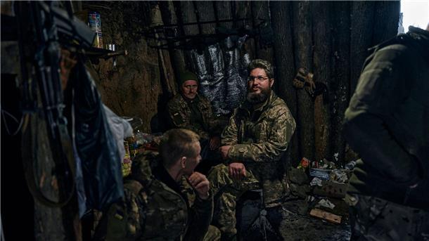 Ukrainische Soldaten ruhen sich in einem Unterstand an der Frontlinie in Bachmut aus.