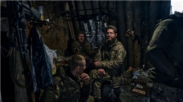 Ukrainische Soldaten ruhen sich in einem Unterstand an der Frontlinie in Bachmut aus.