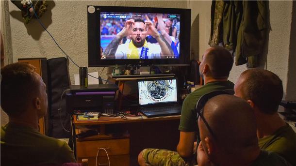 Krieg gegen die Ukraine: So ist die Lage Ukrainische Soldaten schauen das EM-Spiel zwischen der Ukraine und der Slowakei. Selenskyj gratulierte dem Team zum 2:1-Sieg.