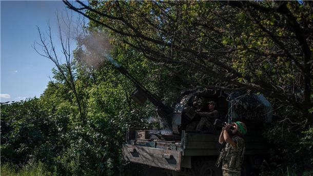 London: Starke Zunahme von Kämpfen in der Ukraine Ukrainische Soldaten schießen an der Front nahe Bachmut auf ein russisches Luftziel.