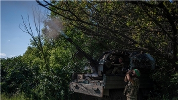 Ukrainische Soldaten schießen an der Front nahe Bachmut auf ein russisches Luftziel.