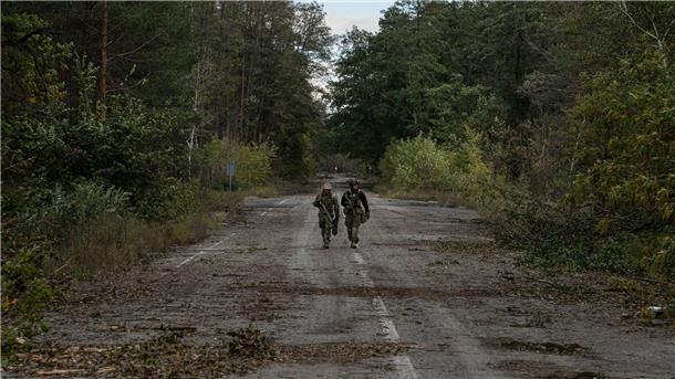 Krieg gegen die Ukraine: So ist die Lage Ukrainische Soldaten suchen in der kürzlich zurückeroberten Stadt Lyman nach den Leichen ihrer Kameraden.