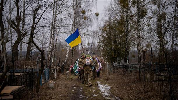 Krieg gegen die Ukraine: So ist die Lage Ukrainische Soldaten tragen den Sarg eines Kameraden bei dessen Beerdigung in Butscha. ER wurde bei den Kämpfen um Bachmut getötet.