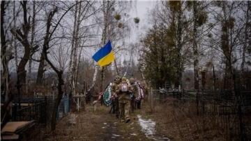 Ukrainische Soldaten tragen den Sarg eines Kameraden bei dessen Beerdigung in Butscha. ER wurde bei den Kämpfen um Bachmut getötet.