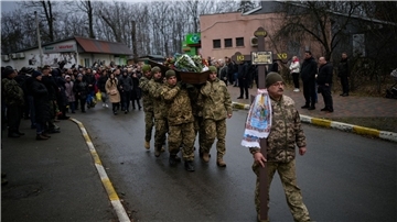 Ukrainische Soldaten tragen den Sarg eines Kameraden, der in Bachmut im Kampf gefallen ist.