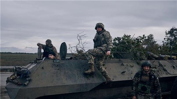 Mehr als 40.000 Frauen dienen in der ukrainischen Armee Ukrainische Soldaten und eine Soldatin (M) in der Nähe von Bachmut, Region Donezk.