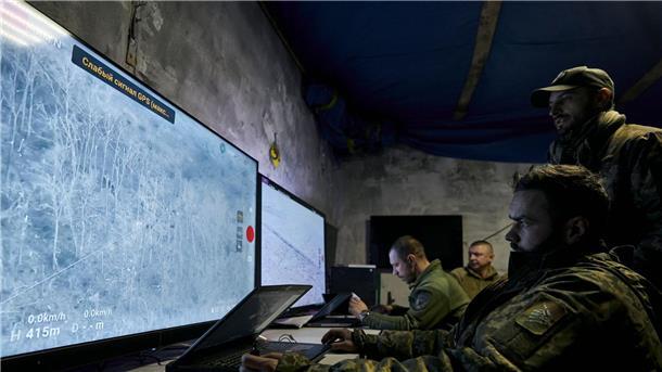 Ukrainische Soldaten verfolgen auf Monitoren die Übertragung von Drohnen in einer unterirdischen Kommandozentrale in Bachmut.