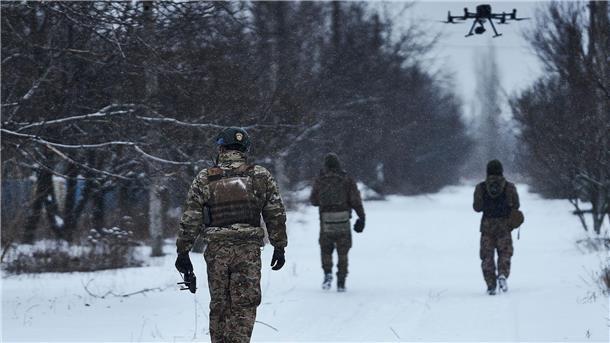 Krieg gegen die Ukraine: So ist die Lage Ukrainische Soldaten verfolgen eine Drohne nahe der Frontlinie.