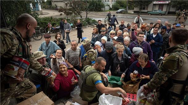 UN: 140.000 Menschen in Region um Charkiw brauchen Hilfe Ukrainische Soldaten verteilen Lebensmittel an an die Einwohner von Isjum.